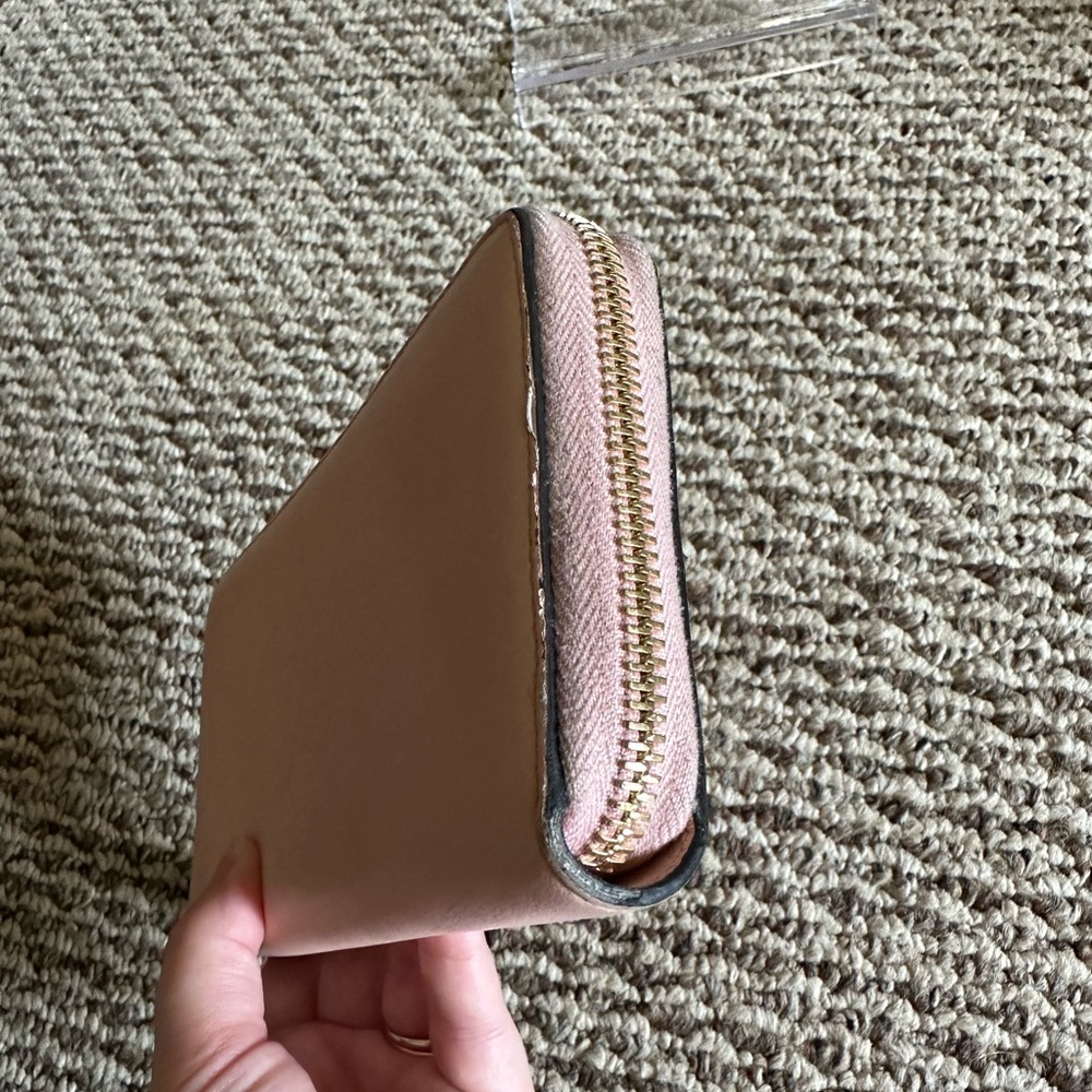 Gucci Women's Zip-Around Leather Wallet in Light Pink - Picture 5 of 11